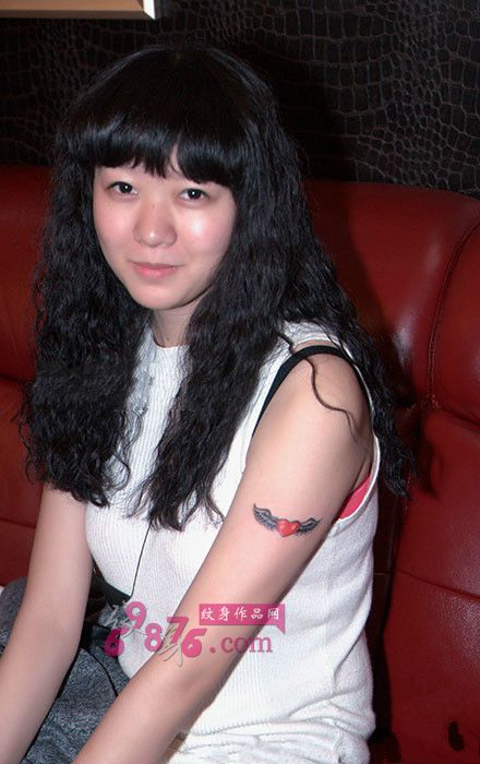 小美女爱心翅膀手臂纹身图片