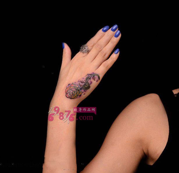 时尚紫玫瑰手臂时尚纹身图片