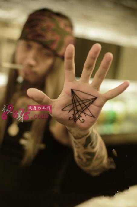 创意几何图形手掌心纹身图片