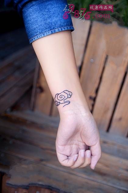 可爱小祥云手腕时尚纹身图片