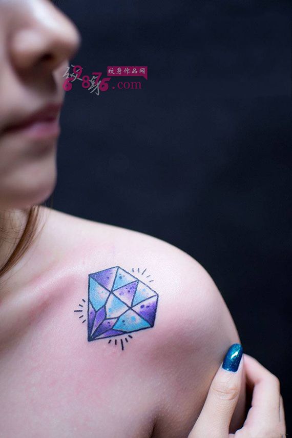 美女香肩钻石时尚纹身图片