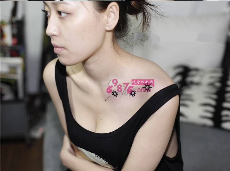 小美女锁骨雪花时尚纹身图片