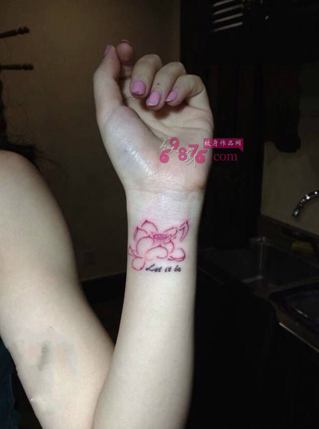 粉色小莲花时尚手臂纹身图片