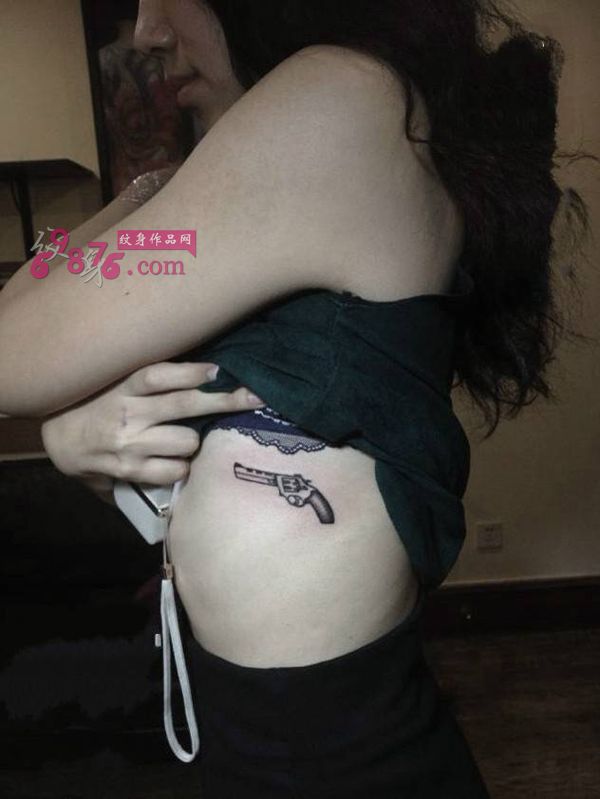 女孩侧腰小左轮手枪纹身图片