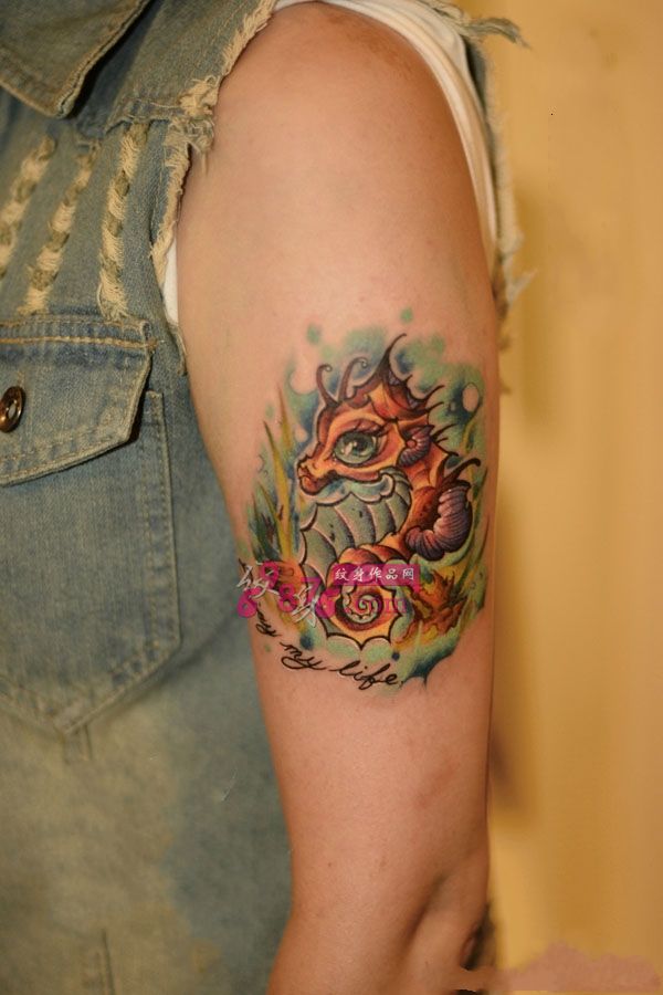 个性情侣小海马手臂纹身图片