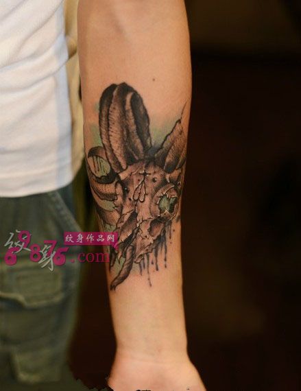 欧美风复古羊角手臂纹身图片