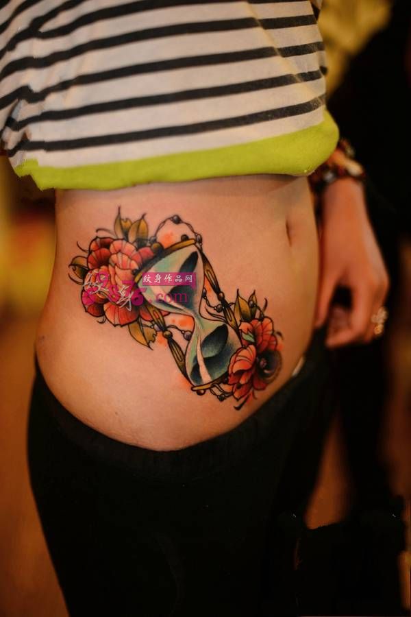 侧腰复古沙漏腰部纹身图片