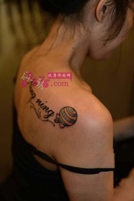 美女香肩英文棒棒糖纹身图片
