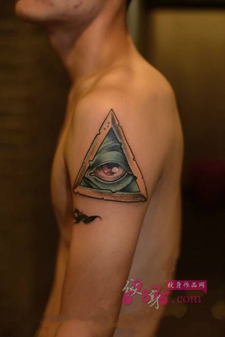 创意三角眼手臂纹身图片