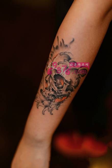复古欧美风骷髅手臂纹身图片