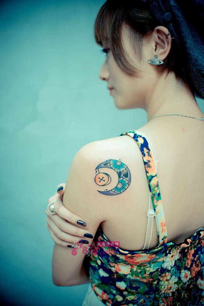 美女香肩月亮图腾纹身图片