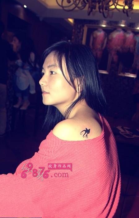 小美女肩部小黑猫纹身图片