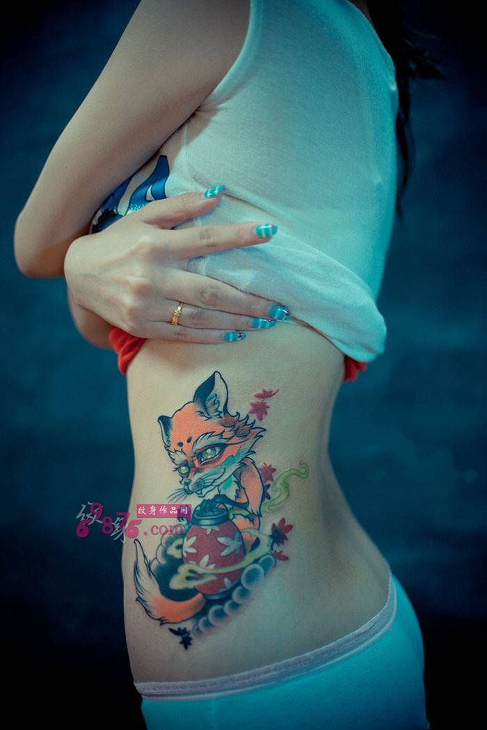 美女纤腰红色小狐狸纹身图片