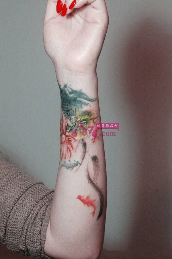 水墨风鲤鱼花臂纹身图片