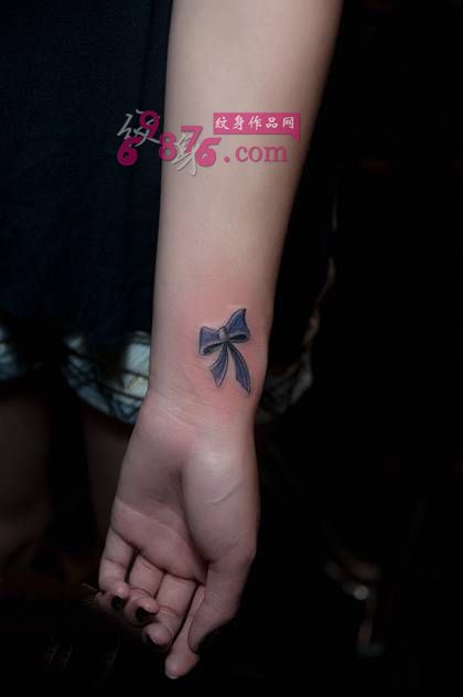 手腕时尚小蝴蝶结纹身图片