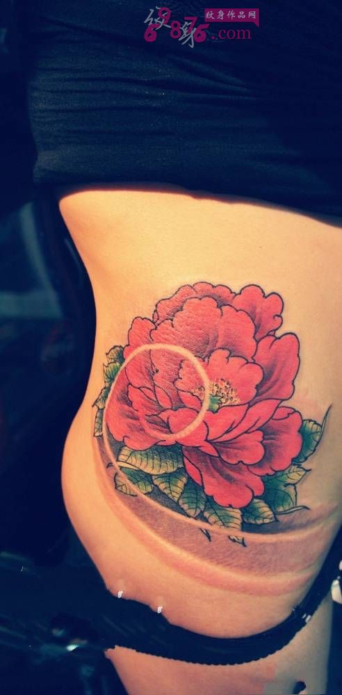 传统红牡丹侧腰纹身图片