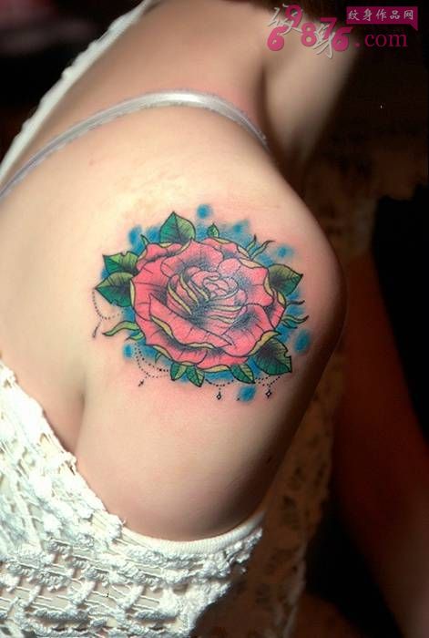 美女香肩玫瑰时尚纹身图片