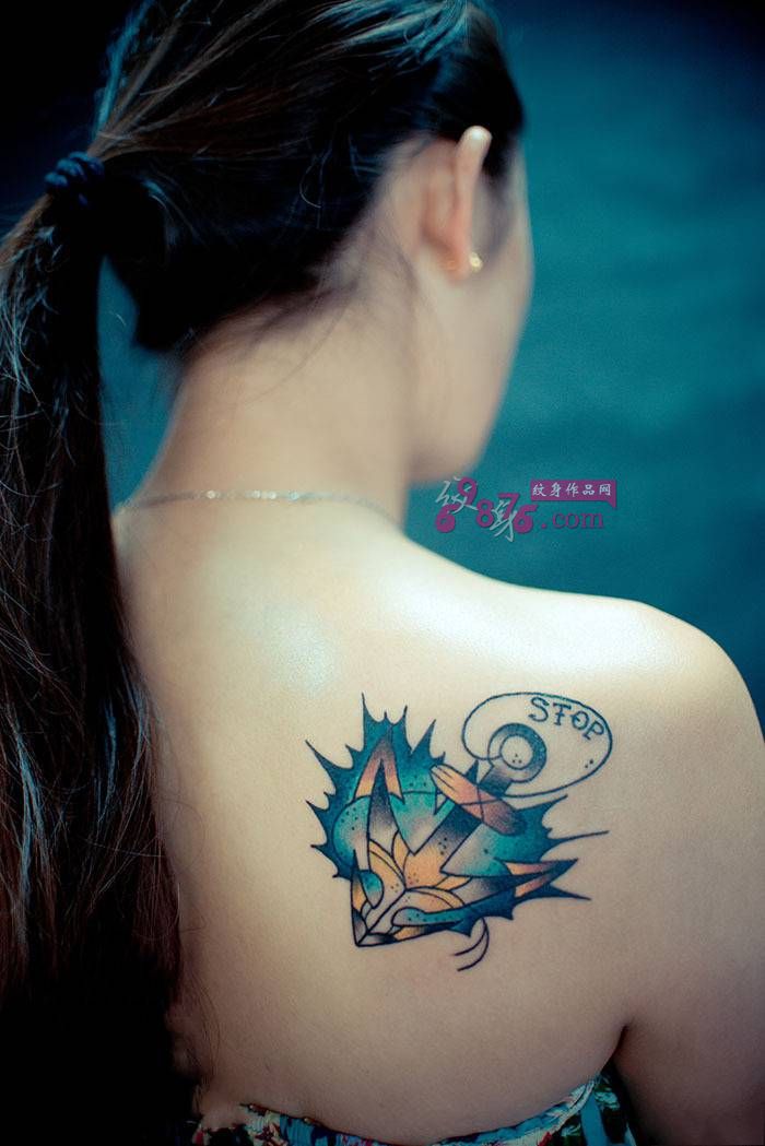 欧美船锚美女香肩纹身图片