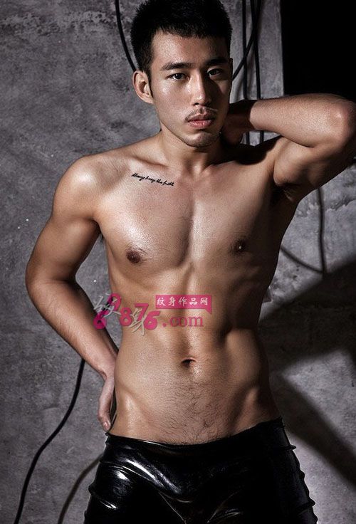 型男林烨锁骨英文时尚纹身图片