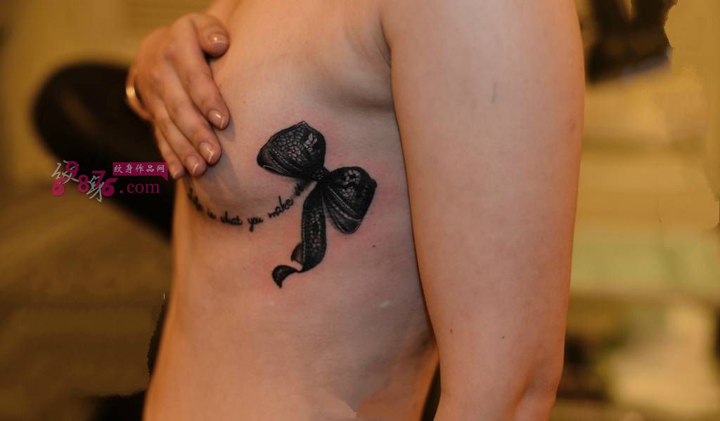 性感胸部蝴蝶结纹身图片