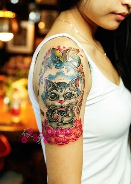 女生手臂可爱萌猫纹身图片