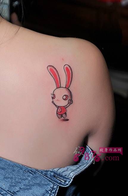 可爱Q版小兔香肩纹身图片