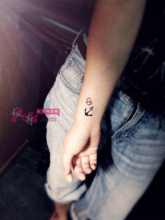 清新小船锚手腕时尚纹身图片