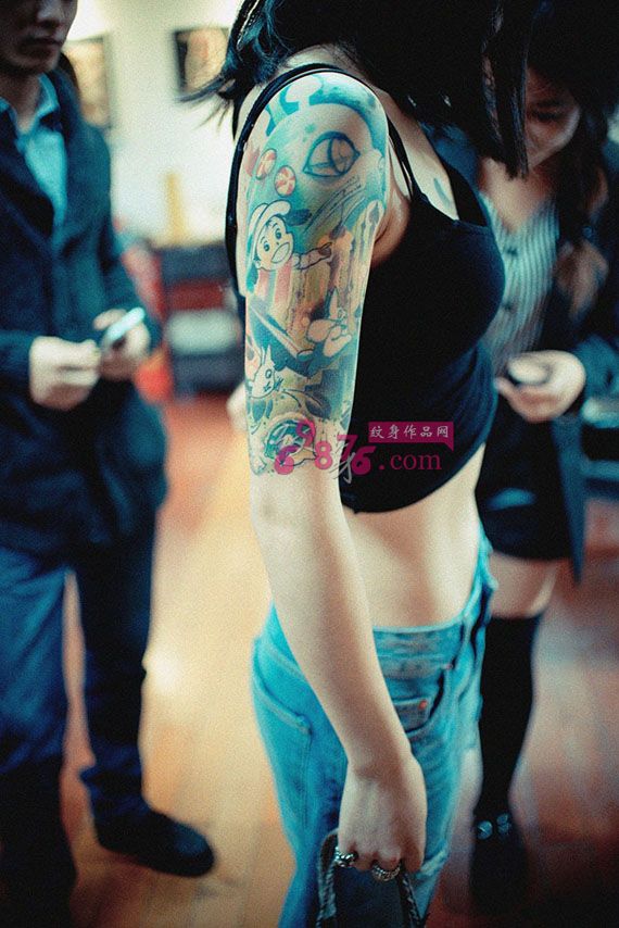 女生宇宙星空花臂创意纹身图片