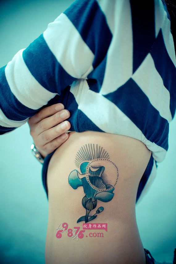 性感纤腰花朵时尚纹身图片