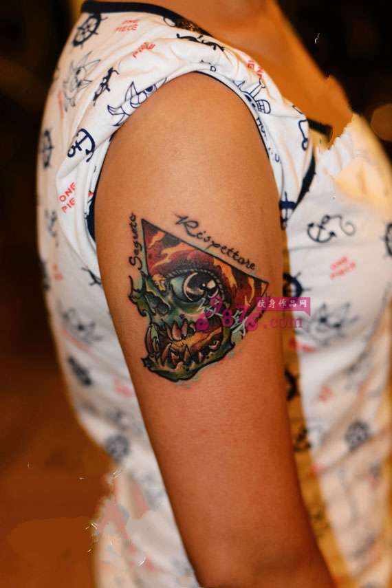 欧美风骷髅三角眼手臂纹身图片