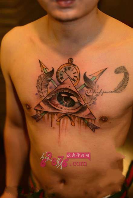 胸口欧美风三角眼纹身图片