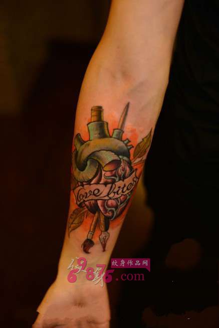 欧美文艺范小心脏手臂纹身图片