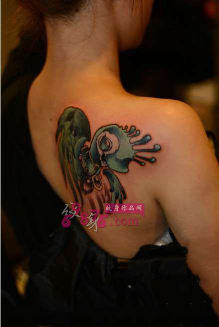 美女香肩School小鸟纹身图片