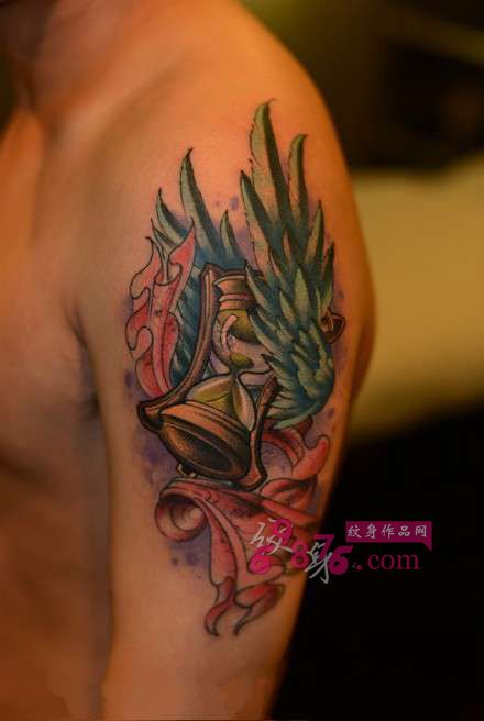 复古欧美风沙漏翅膀纹身图片