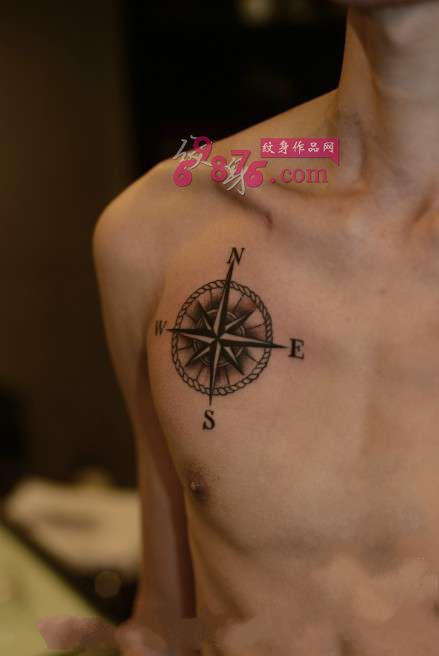 个性指南针男生胸口纹身图片