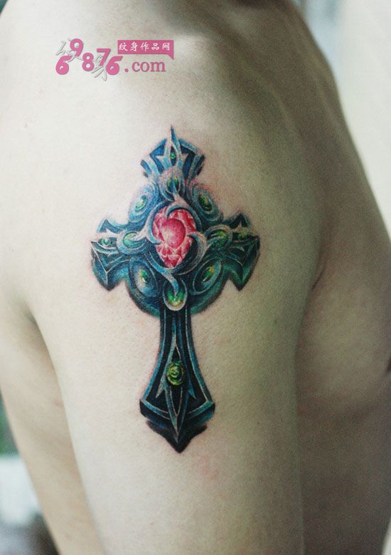 复古十字架手臂纹身图片