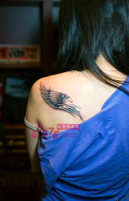 香肩翅膀纹身图片