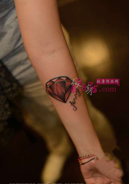 红色小钻石手臂纹身图片