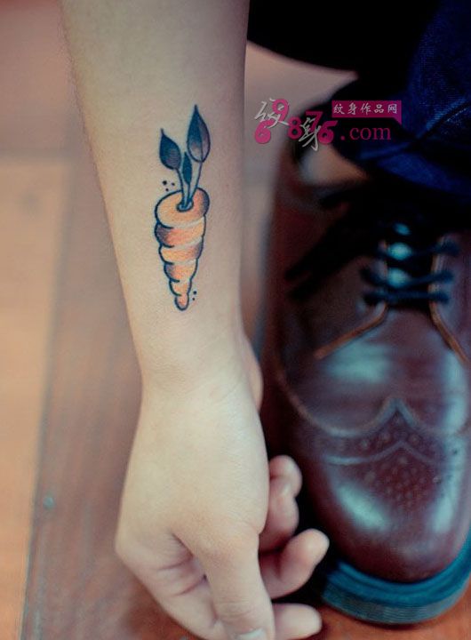 可爱胡萝卜手臂纹身图片