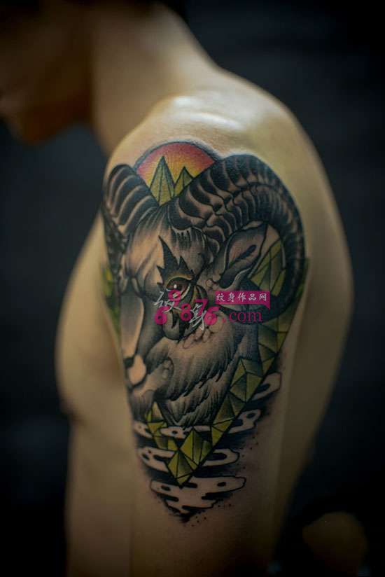 男生藏羚羊大臂纹身图片