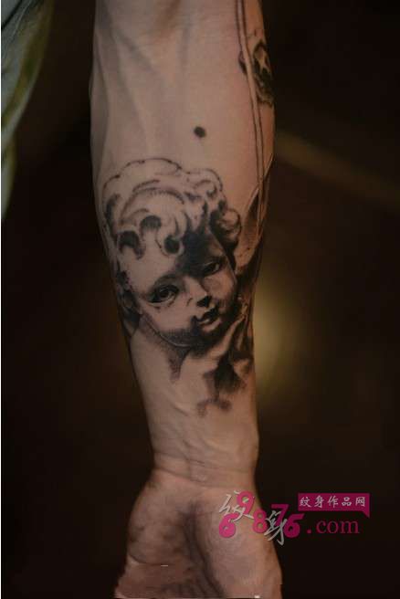 欧美雕塑天使宝宝手臂纹身图片
