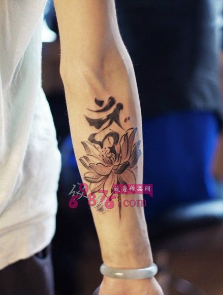 中国水墨风莲花纹身图片