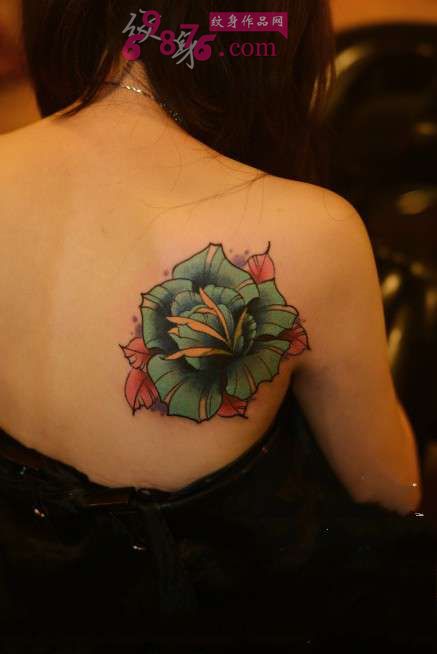 香肩蓝色玫瑰时尚纹身图片