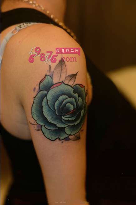 蓝玫瑰手臂花朵纹身图片