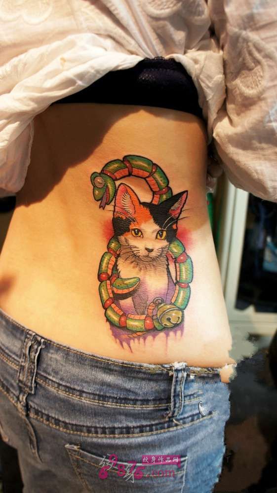 可爱喵星人与玩具蛇侧腰纹身图片