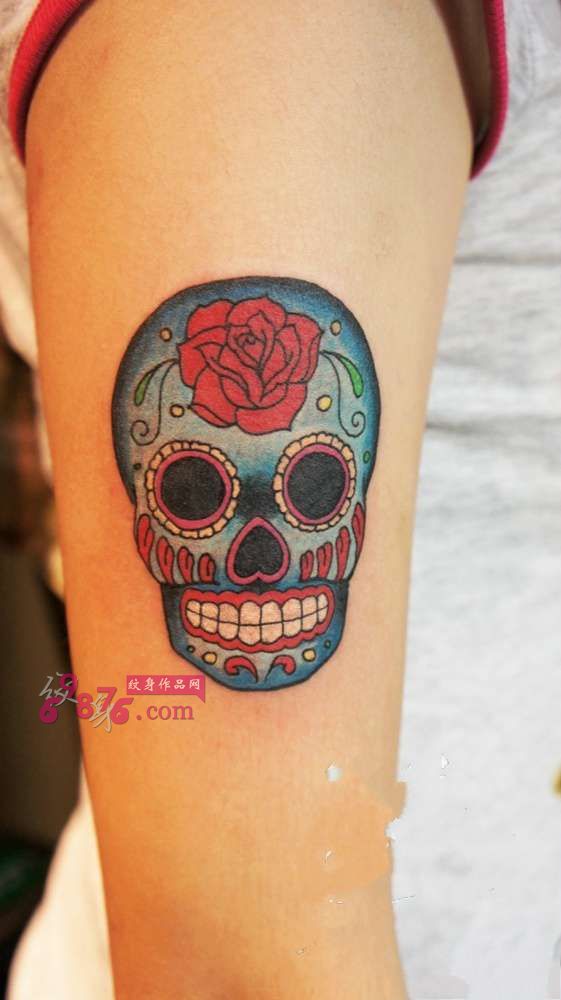 彩色花骷髅手臂纹身图片