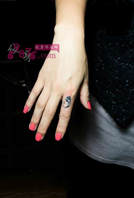 可爱猫咪戒指手指纹身图片