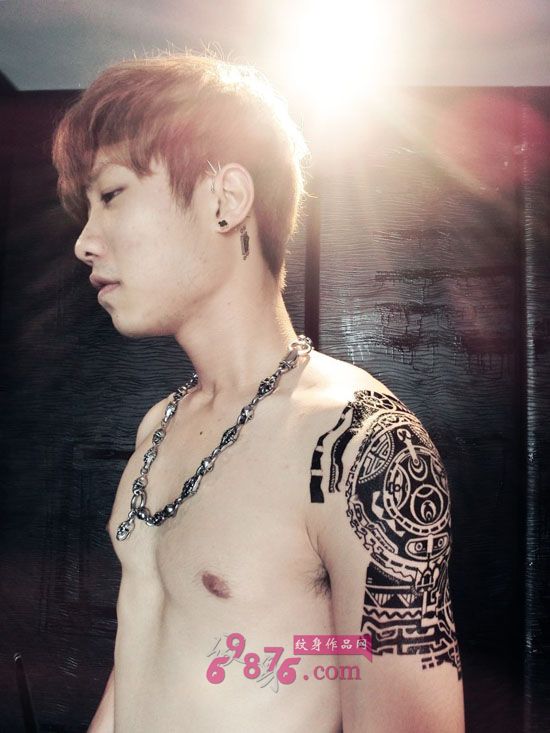 型男帅哥时尚图腾手臂纹身图片