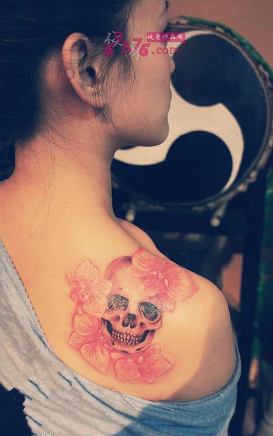 美女香肩粉色小骷髅纹身图片