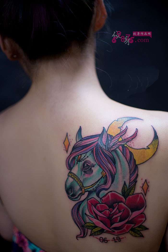 美女香肩可爱花小马纹身图片